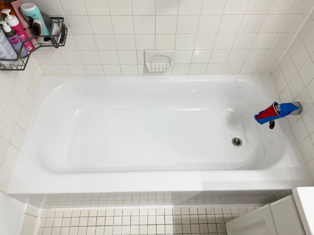 Expert Review: Common Failures of Spray-On Bathtub Coatings in Real-Life Use 3 The second image shows the tub after professional restoration using a pour-on application method. The new surface is glossy, seamless, and fully bonded, with proper edge sealing and full-body coverage.